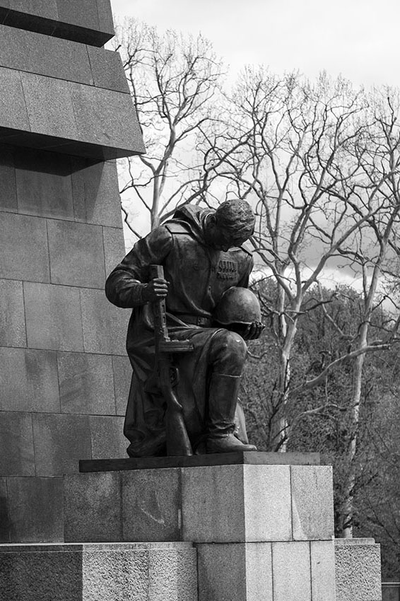 Sowjetisches Ehrenmal Treptow Statue | © Rainer Friedrich Meyer